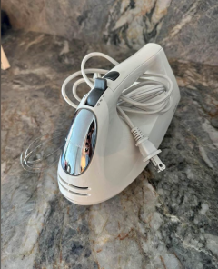 Moving sale : Hamilton beach - hand mixer