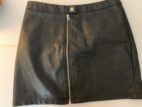 TOPSHOP black pleather Zip front Short skit Womens US 12