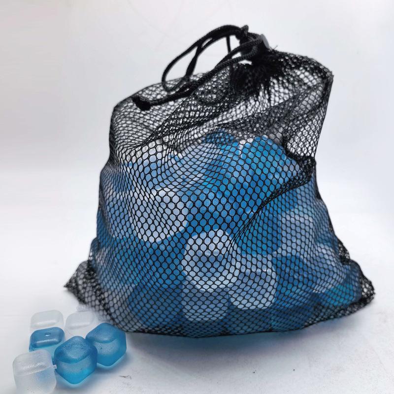 夏に再利用可能なプラスチック製アイスキューブ