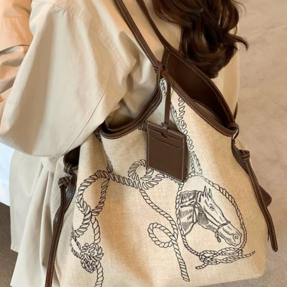 Large-Capacity Minimalist Commuter Tote Bag