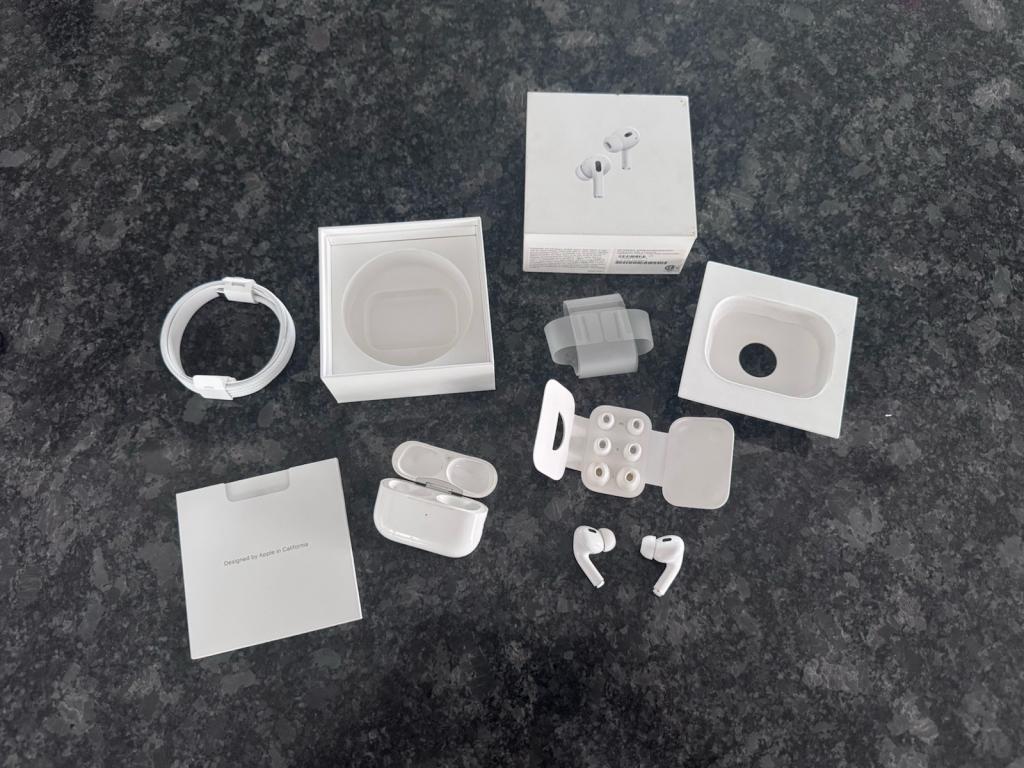 Apple Airpods Pro 2nd Wireless Active Noise Cancelling USB-C Complete MTJV3AM/A
