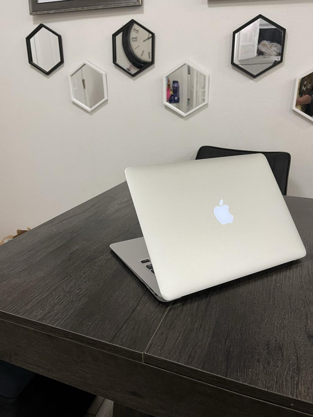 Apple MacBook Air Excellent Quality 2.3Ghz i5 TURBO SSD 2 YEAR WARRANTY INCLUDED