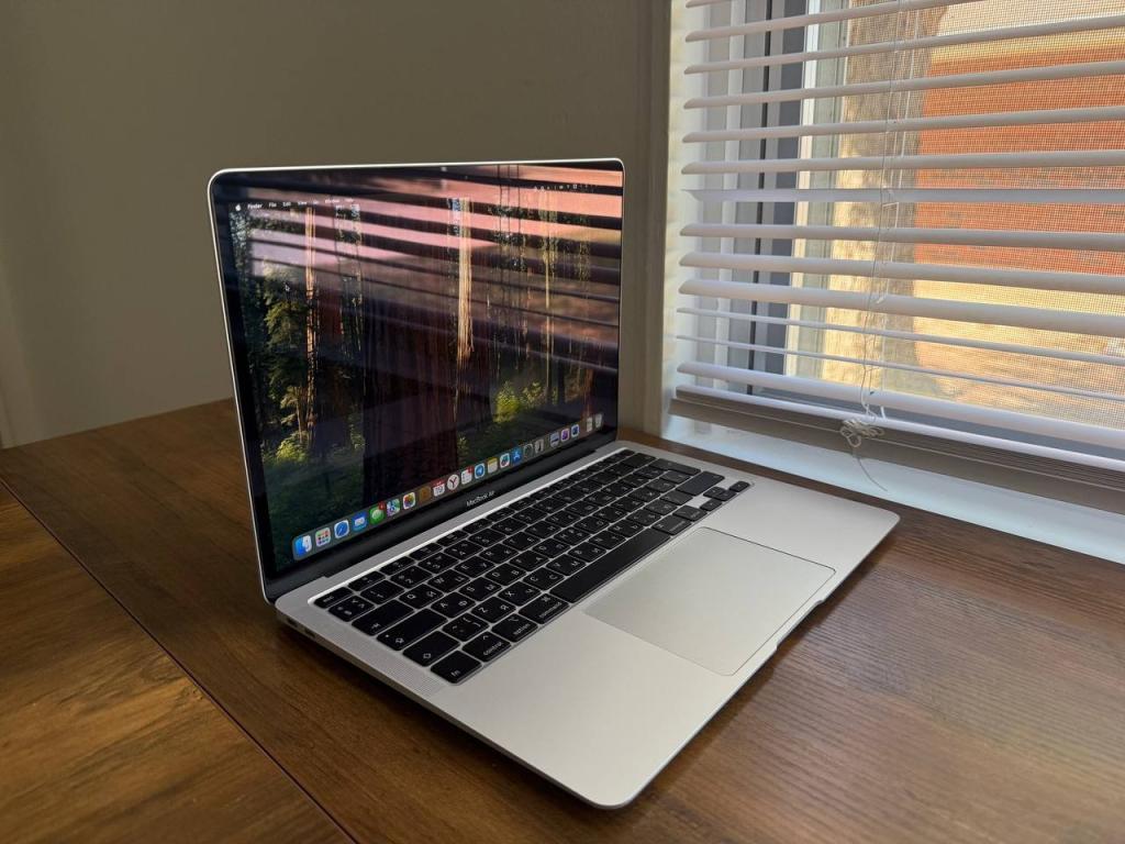 Apple MacBook Air 13" Intel i5 8GB 256GB SSD 'Russian Keyboard' MINT Silver