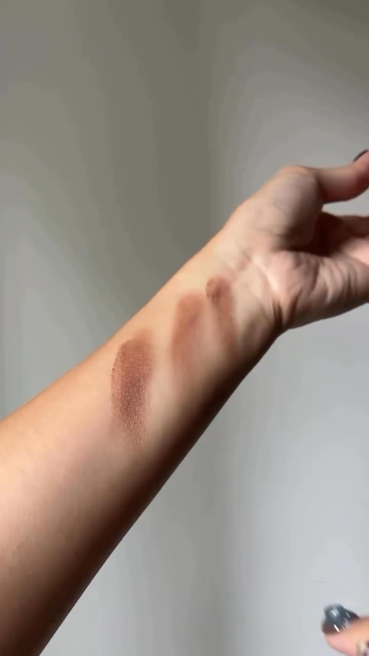 A perfect blend of powder and cream in a mochi-soft texture. ✨ The Eye Glow Gem Skin Shadow melt...